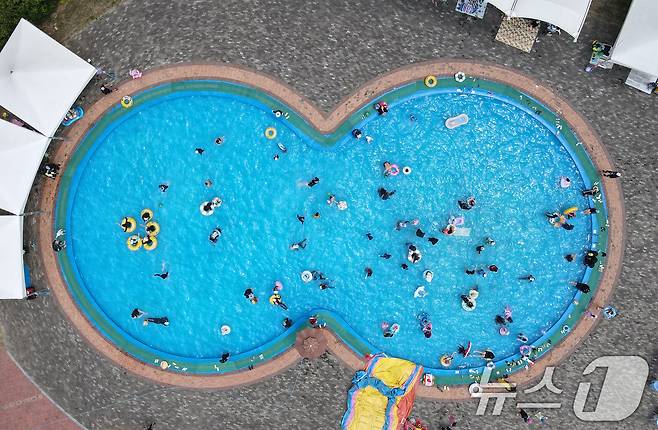 8일 오후 대전 대덕구 로하스산호빛공원 야외수영장에서 시민들이 더위를 식히고 있다. 2025.6.8/뉴스1 ⓒ News1 김기태 기자