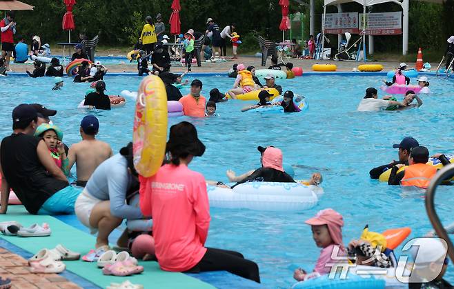 8일 오후 대전 대덕구 로하스산호빛공원 야외수영장에서 시민들이 더위를 식히고 있다. 2025.6.8/뉴스1 ⓒ News1 김기태 기자