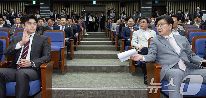 권성동 국민의힘 원내대표가 5일 오전 서울 여의도 국회에서 열린 의원총회에서 김용태 비대위원장에게 모두발언 여부를 묻고 있다. 2025.6.5/뉴스1 ⓒ News1 이재명 기자
