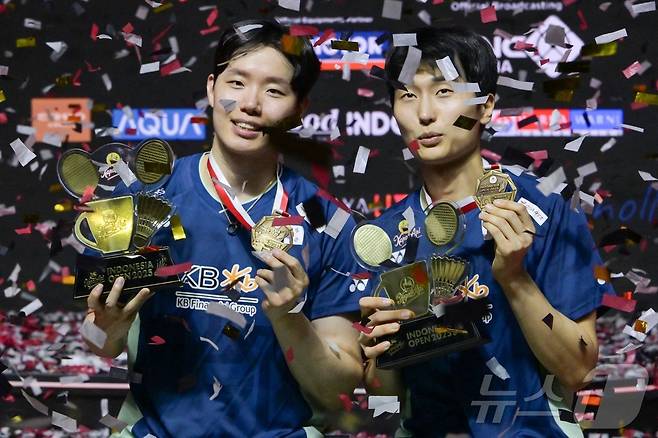 서승재(왼쪽)와 김원호가 8일 인도네시아 자카르타에서 열린 세계배드민턴연맹(BWF) 월드투어 슈퍼 1000 인도네시아오픈 남자복식 결승에서 우승을 차지했다. ⓒ AFP=뉴스1