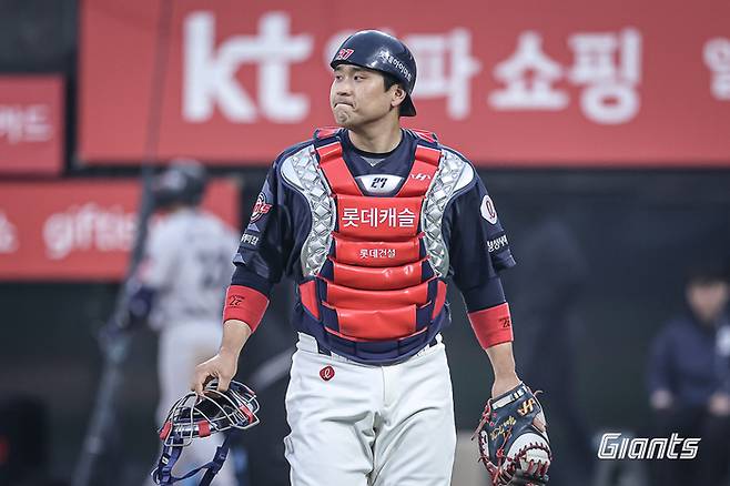 롯데 유강남이 수원케이티위자파크에서 열린 2025 KBO리그 KT전에서 이닝을 마친 후 더그아웃으로 돌아가고 있다. 사진 | 롯데 자이언츠