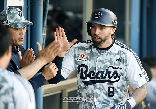 두산 케이브(오른쪽)가 4일 잠실구장에서 열린 2025 KBO리그 KIA와 경기 1회말 1사 1-2루 김재환의 1타점 2루타에 2루에서 홈으로 뛰어 득점을 한 뒤 조성환 감독대행과 하이파이브를 하고 있다. 잠실 | 박진업 기자 upandup@sportsseoul.com