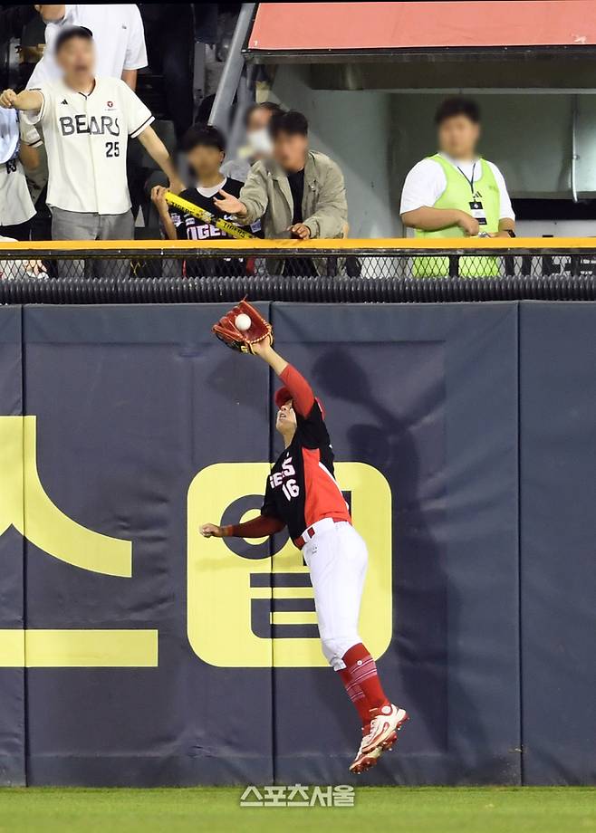 KIA 우익수 최원준이 4일 잠실구장에서 열린 2025 KBO리그 두산과 경기 8회말 2사 2루 두산 김인태의 타구를 펜스까지 쫓아가 잡아내고 있다. 잠실 | 박진업 기자 upandup@sportsseoul.com