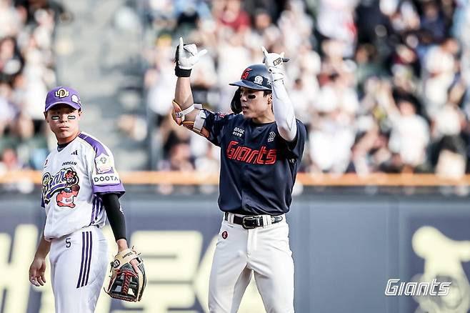 롯데 김동혁이 8일 잠실구장에서 열린 2025 KBO리그 두산전에서 4회초 적시 2루타를 때린 후 세리머니를 하고 있다. 사진 | 롯데 자이언츠
