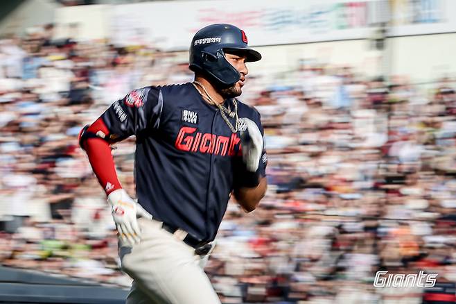 롯데 레이예스가 8일 잠실구장에서 열린 2025 KBO리그 두산전에서 3회초 안타를 때리고 있다. 사진 | 롯데 자이언츠