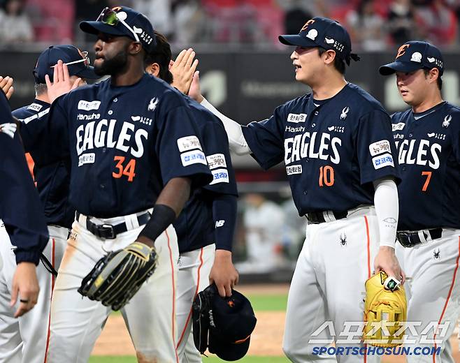 7일 광주KIA챔피언스필드에서 열린 한화와 KIA의 경기,한화가 연장 승부 끝 3대2로 승리했다. 승리의 기쁨을 나누는 김경문 감독과 이진영의 모습.광주=허상욱 기자wook@sportschosun.com/2025.06.07/