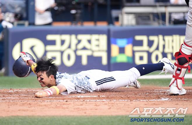 4회말 2사 1루. 이유찬 2루타 때 득점에 성공한 김민석.