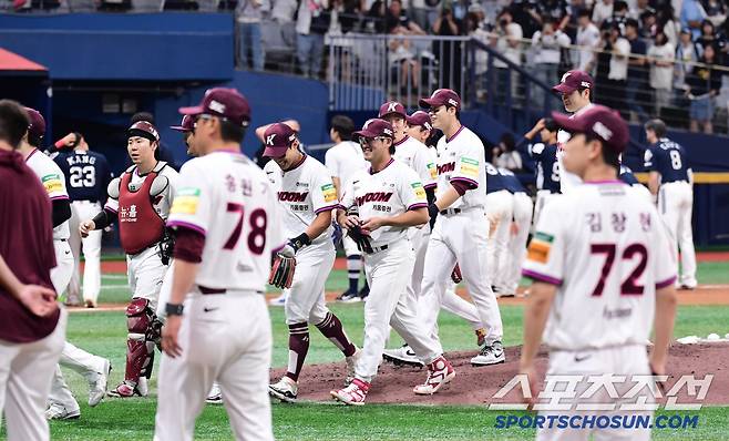 1일 고척돔에서 열린 KBO리그 키움과 두산의 경기. 키움이 두산에 1대 0으로 승리했다. 경기 종료 후 승리의 기쁨을 나누고 있는 키움 선수들. 고척=송정헌 기자songs@sportschosun.com/2025.06.01/