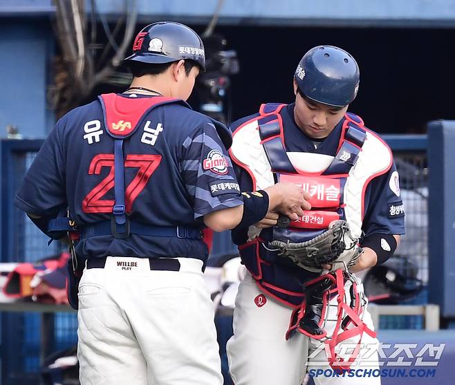 7일 잠실구장에서 열린 두산과 롯데의 경기. 4회말 1사 1, 3루. 수비 도중 손성빈으로 교체되고 있는 유강남. 잠실=송정헌 기자songs@sportschosun.com/2025.06.07/