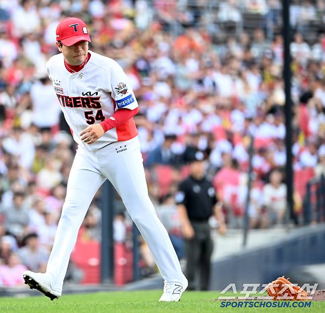 8일 광주 KIA챔피언스필드에서 열린 한화와 KIA의 경기, 2회초 KIA 양현종이 한화 이진영의 타구에 오른손을 맞은 뒤 타구를 바라보고 있다. 광주=허상욱 기자wook@sportschosun.com/2025.06.08/