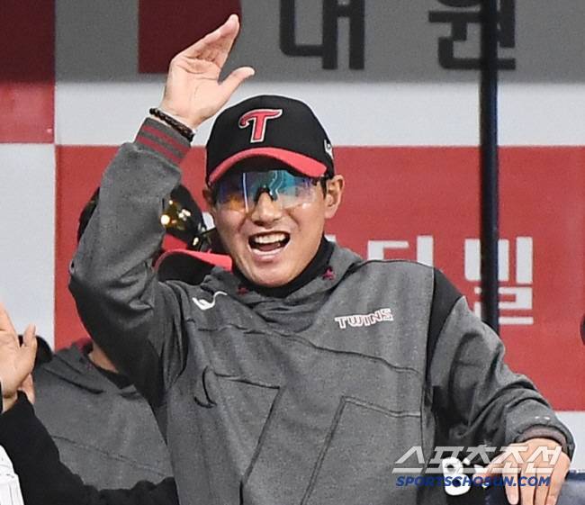 8일 서울 고척스카이돔에서 열린 LG-키움전. 7회초 1사 김현수가 솔로포를 치자 염경엽 감독이 환호하고 있다. 고척=정재근 기자 cjg@sportschosun.com/2025.4.8/