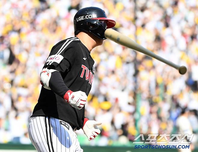 25일 인천 SSG랜더스필드에서 열린 LG-SSG전. 7회초 무사 문보경이 솔로포를 친 후 배트를 던지고 있다. 인천=정재근 기자 cjg@sportschosun.com/2025.5.25/