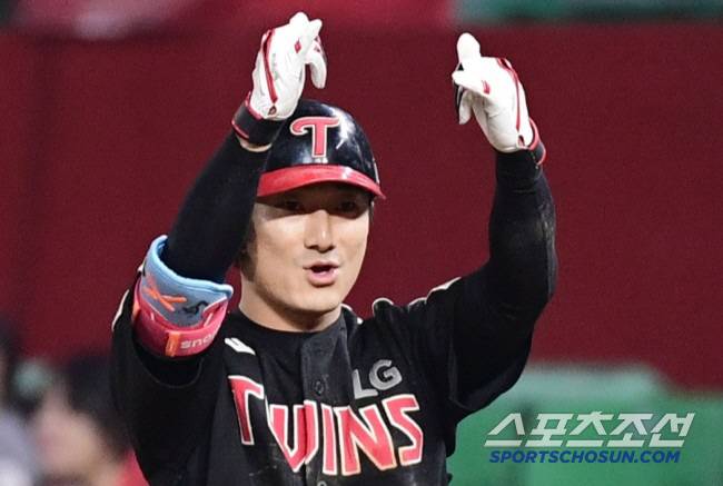 19일 인천 SSG랜더스필드에서 열린 KBO리그 SSG와 LG의 경기. 8회 2타점 적시타 날린 LG 신민재. 인천=송정헌 기자songs@sportschosun.com/2025.04.19/