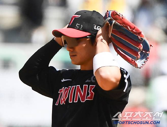 25일 인천 SSG랜더스필드에서 열린 LG-SSG전. 중견수로 선발 출전한 신민재가 4회말 2루수로 복귀해 수비하고 있다. 인천=정재근 기자 cjg@sportschosun.com/2025.5.25/