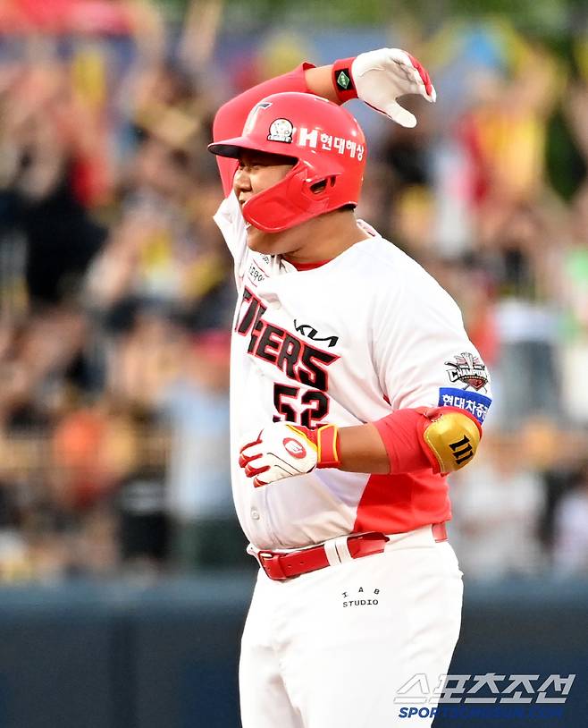 8일 광주 KIA챔피언스필드에서 열린 한화와 KIA의 경기, 6회말 1사 1,3루 황대인이 동점 2타점 2루타를 치고 환호하고 있다. 광주=허상욱 기자wook@sportschosun.com/2025.06.08/