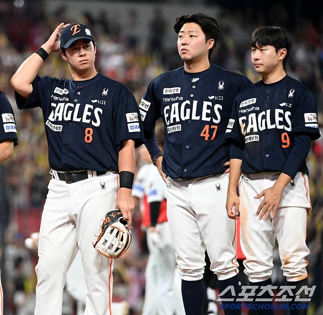 아쉬움 가득한 모습으로 팬들 앞에