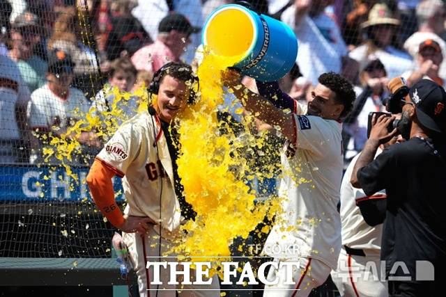 8일(한국시간) 애틀랜타전에서 9회말 역전 끝내기 홈런을 날린 샌프란시스코 맷 채프먼이 인터뷰 도중 동료로부터 스포츠 음료 세례를 받고 있다. /샌프란시스코=AP.뉴시스