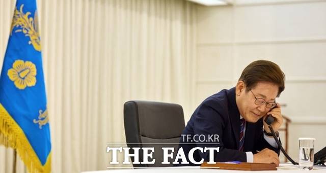 이재명 대통령이 지난 6일 서울 한남동 관저에서 도널드 트럼프 미국 대통령과 전화 통화를 하고 있다. /대통령실