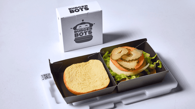 ABB로보틱스와 미국 버거봇이 캘리포니아주 로스 가토스에 연 햄버거 조리 자동화 식당. 완성된 햄버거 모습 (사진=ABB)