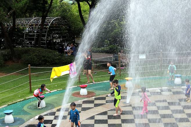 ‘여름! 덥다 더워’ 서울 30도…내륙 곳곳 소나기[오늘날씨]= 일요일인 오늘(8일) 날씨는 전국이 구름 많겠으나 제주도는 흐리고 비가 내리겠다. 이날 서울 낮 기온이 30도, 청주 31도 등 내륙을 중심으로 최고 체감온도가 31도 이상으로 올라 덥겠다. 오늘날씨, 내일날씨, 주간날씨 예보 ⓒbnt뉴스