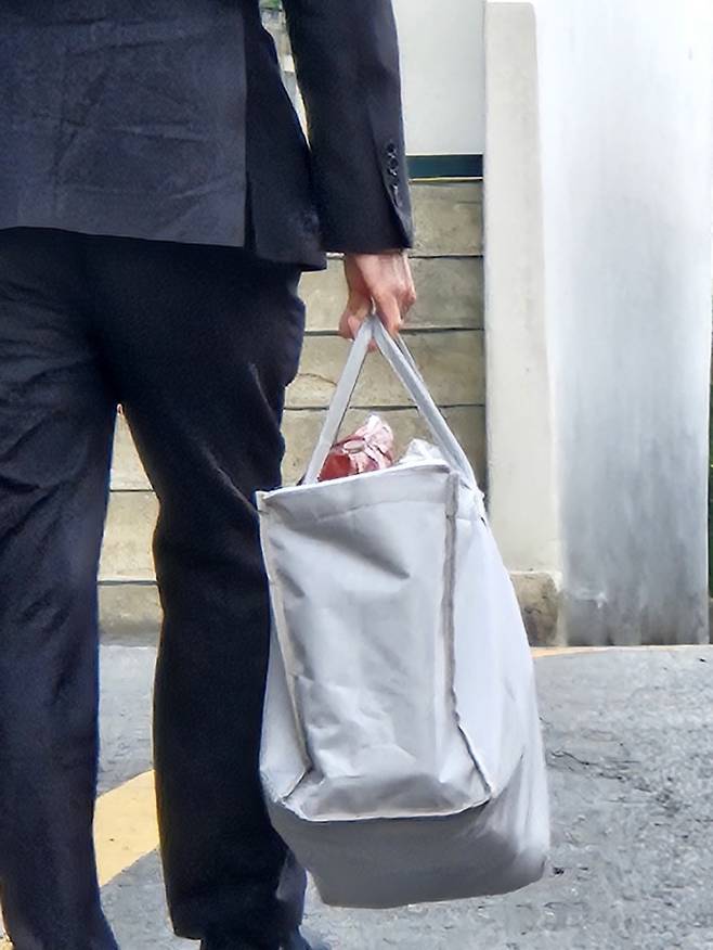 대형마트 휴무일, 이마트·롯데마트·홈플러스·코스트코 ‘여기요! 할인’=&nbsp;이마트·롯데마트·홈플러스·코스트코 등 대형마트 4사가 이번 주는 각사별 특색있는 할인행사에 돌입한다. 이마트는 8일까지 대규모 할인 행사인 ‘고래잇 페스타’를, 롯데는 최대 100만원 환급 이벤트를 내건 롯데그룹사 통합 쇼핑축제 ‘롯데레드페스티벌’을, 홈플러스는 기업회생 절차를 밟고 있는 가운데, 11일까지 최상 신선도의 육류를 총망라해 파격가에 제공하는 ‘미트 MEGA 페스타’를 진행한다. 대형마트 휴무일? 이마트·롯데마트·홈플러스·코스트코 등 마트 휴일, 쉬는날 ©bnt뉴스