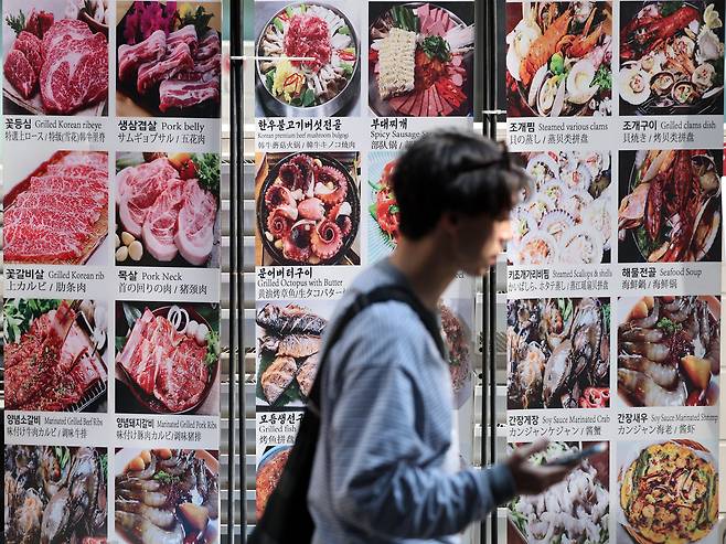 한국농촌경제연구원의 '2024 식품소비행태조사' 보고서에 따르면 지난해 한 달 평균 가족 외식비는 14만 3800원으로 나타났다. 3년 전인 2021년(11만 400원)과 비교하면 3만 3400원(30.3%) 상승했다. 사진은 서울 명동의 음식점 거리 풍경. /뉴스1