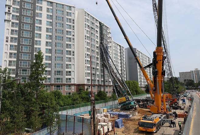 지난 6일 오전 경기 용인시 기흥구 서천동 인덕원~동탄 복선전철 제10공구 노반신설 기타공사 현장에 '천공기'(지반을 뚫는 건설장비)가 넘어져 있다. /뉴스1