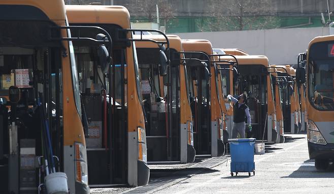 울산 울주군 율리 시내버스 공영차고지에서 지난 4일 담당 기사가 버스를 점검하고 있다. /뉴스1
