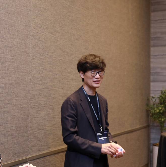 5일 미국 팔로알토에서 열린 네이버의 네트워크 행사에 참석한 이해진 네이버 이사회 의장이 특파원단과 만남을 갖고 있다./네이버