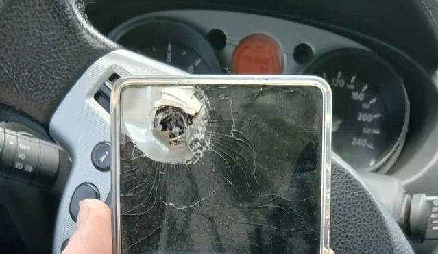This photo, captured from Samsung Electronics’ Ukraine website, shows a Samsung Galaxy S25 Ultra pierced by shrapnel, posted by a Ukrainian soldier.