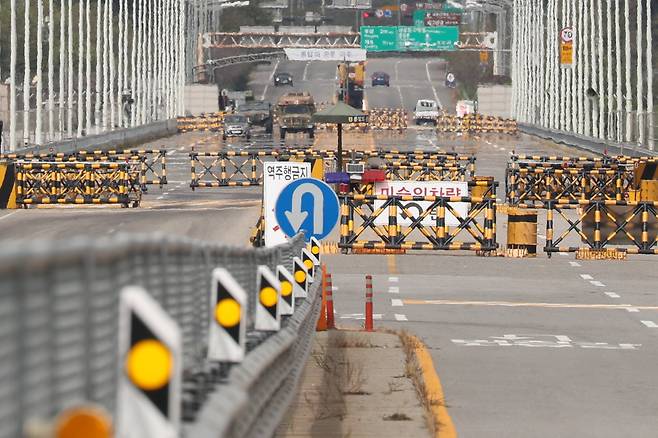 경기도 파주시 통일대교에서 차량이 이동하고 있다. /연합뉴스