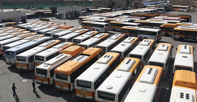 울산 울주군 율리 시내버스 공영차고지에 시내버스들이 대기하고 있다. /뉴스1