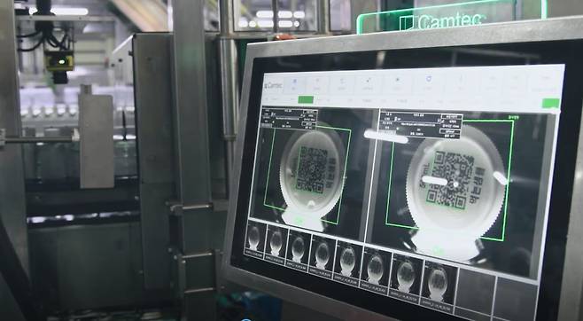 제주시 조천읍 삼다수 공장에서 제주삼다수 500ml 뚜껑에 QR코드 인쇄 여부가 모니터를 통해 확인되고 있다./제주개발공사