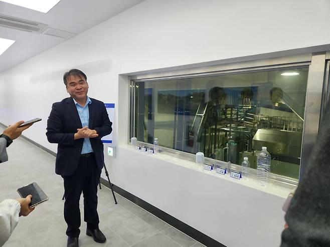 문수형 제주특별자치도개발공사 본부장이 4일 제주시 조천읍 삼다수 공장에서 재활용 플라스틱 용기를 활용하는 과정을 설명하고 있다./문수빈 기자