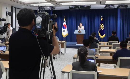 강유정 대통령실 대변인이 8일 서울 용산 대통령실에서 기자회견실 정비 관련 설명을 하고 있다. 연합뉴스