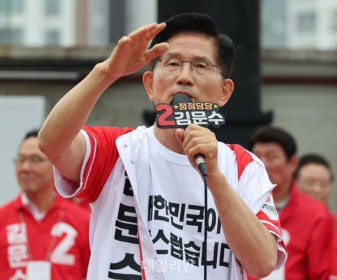 김문수 국민의힘 전 대선 후보가 지난 2일 대구 동구 동대구역 광장 유세에서 지지를 호소하고 있다. ⓒ데일리안 방규현 기자