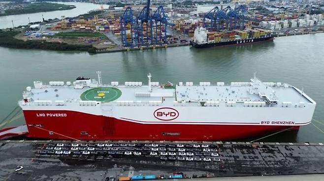 지난달 28일 브라질 산타카타리나의 이타자이 항구에 브라질에 수출할 차량을 싣고 온 비야디 자동차 운반선이 정박 중인 모습. ⓒ 로이터/연합뉴스