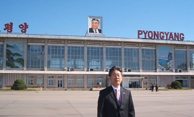 2005년 평양 순안공항에 도착한 이재명 대통령. 이듬해 본인의 SNS에 올렸다. 기사 중간에 있는 사진들은 그가 당시 올린 나머지 사진들이다.