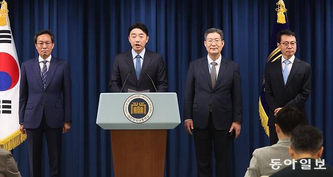 강훈식 대통령비서실장이 8일 서울 용산 대통령실청사 브리핑룸에서 인선 발표를 하고 있다. (왼쪽부터) 정무수석에 우상호 , 강 비서실장, 민정수석 오광수, 홍보수석 이규연 사진공동취재단  송은석 기자 silverstone@donga.com