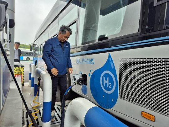 김형욱 한국가스기술공사 함덕 그린수소 충전소장이 수소버스에 충전하는 모습을 시연하고 있다. 사진=강승구 기자