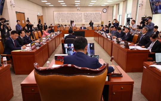 지난달 14일 국회에서 법제사법위원회 전체회의가 열리고 있다. [연합뉴스]