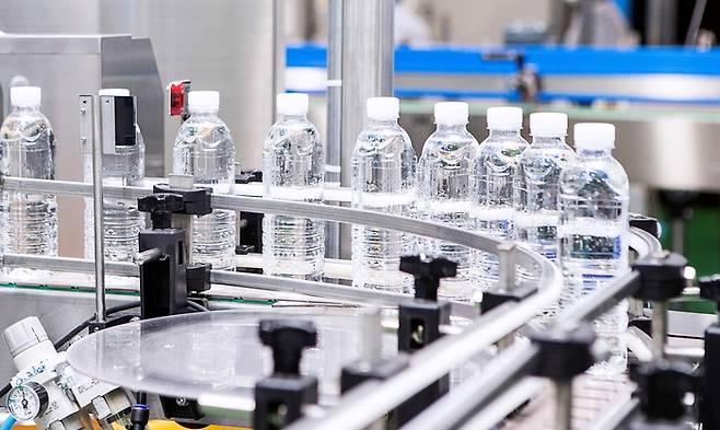 제주개발공사는 생수(먹는샘물) 제주삼다수 무라벨 제품 생산하고 있다. 사진 출처 : 제주개발공사