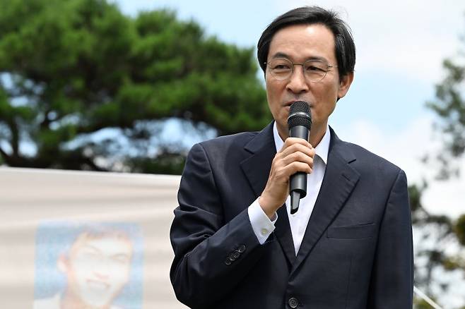[광주=뉴시스] 이영주 기자 = 우상호 (사)이한열기념사업회 이사장이 5일 오후 광주 북구 망월동 5·18구묘역에서 열린 제37주기 이한열 추모식에 참여해 인사말하고 있다. 2024.07.05. leeyj2578@newsis.com /사진=뉴시스