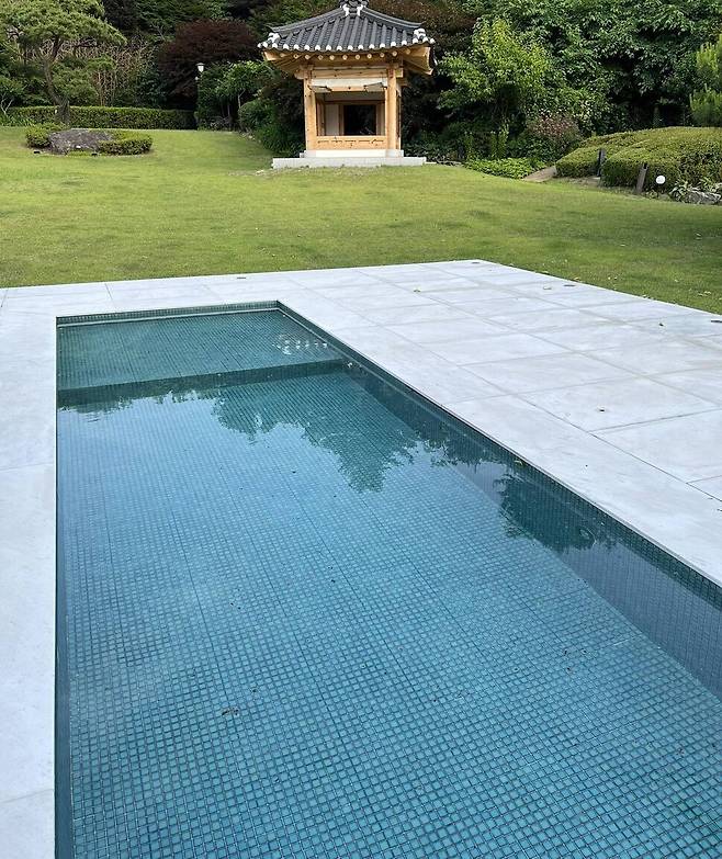 박홍근 더불어민주당 의원 페이스북 갈무리. 서울 한남동 대통령 관저 야외에 설치된 시설물로, 개 수영장 의혹이 불거졌다.