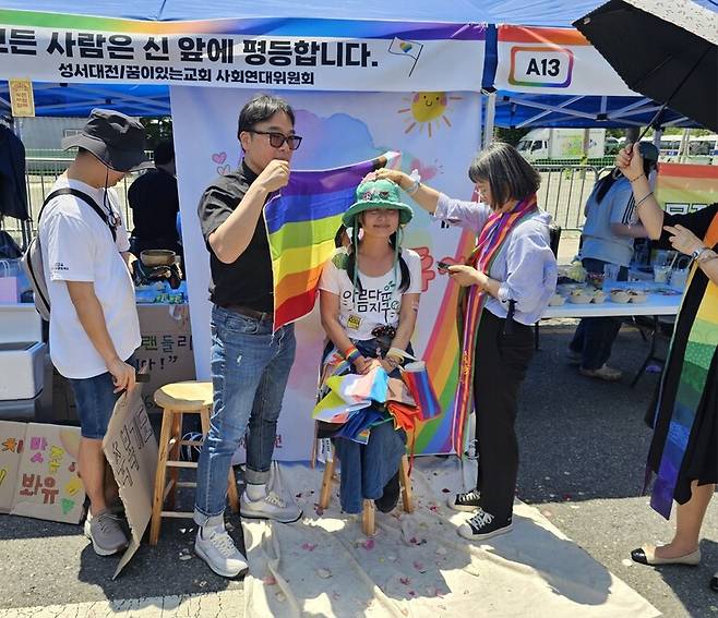 지난 7일 ‘제2회 대전퀴어문화축제’에서 개신교 목사들이 참가자에게 축복기도를 하고 있다. 최예린 기자