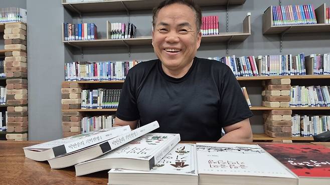 한국전쟁 앞뒤로 벌어진 민간인 학살의 현장·증언 기록을 담은 ‘기억전쟁’ 저자 박만순 충북역사문화연대 대표. 오윤주 기자