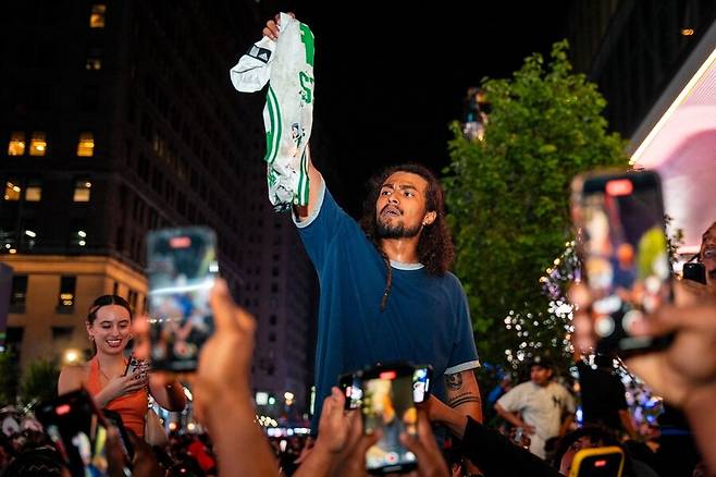 2025년 5월16일 뉴욕 닉스가 보스턴 셀틱스를 꺾고 2024~2025 미국프로농구 동부 콘퍼런스 결승 진출을 확정한 뒤 닉스 팬들이 승리를 자축하고 있다. AFP 연합뉴스