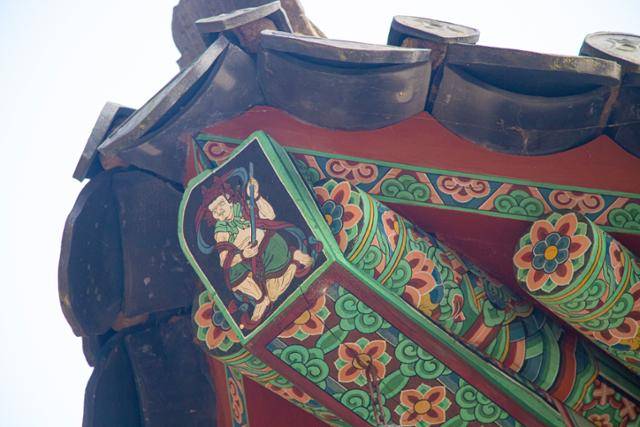 안성시 청룡사. 특이하게 대웅전 네 귀퉁이에 금강역사 그림이 있다.