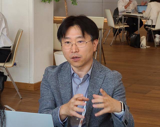 오스트리아 비엔나에서 열린 유럽신장학회 학술대회에 참석한 길지훈 삼성바이오에피스 메디컬팀장(상무)이 5일(현지시간) 에피스클리의 사업 현황과 계획에 대해 설명하고 있다. 비엔나=이재명 기자