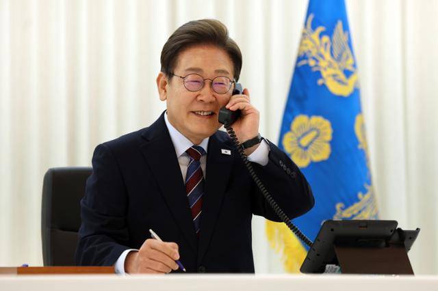 이재명 대통령이 지난 6일 저녁 서울 한남동 관저에서 도널드 트럼프 미국 대통령과 전화 통화를 하기 위해 수화기를 들고 있다. 왕태석 선임기자